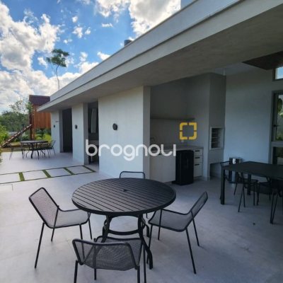 Apartamento com 106m², 2 quartos (sendo 2 suítes), 2 garagens, no bairro João Paulo em Florianópolis