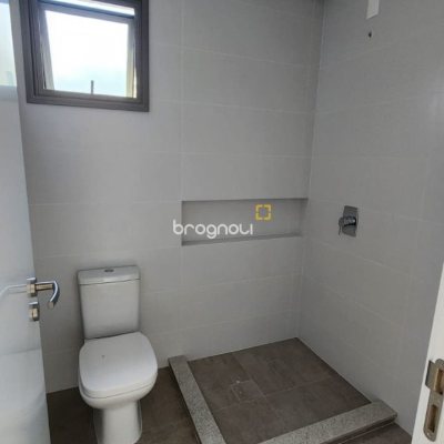 Apartamento com 106m², 2 quartos (sendo 2 suítes), 2 garagens, no bairro João Paulo em Florianópolis