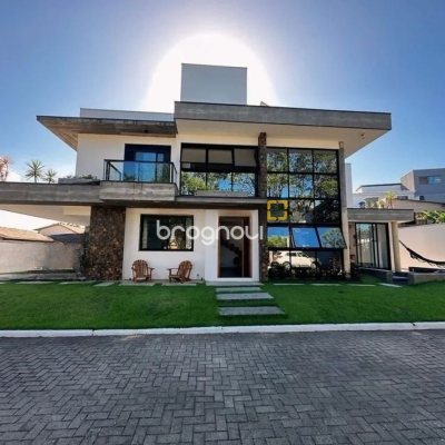 Casa de Condomínio com 275m², 4 quartos (sendo 3 suítes), 6 garagens, no bairro Campeche em Florianópolis