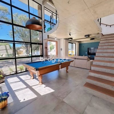 Casa de Condomínio com 275m², 4 quartos (sendo 3 suítes), 6 garagens, no bairro Campeche em Florianópolis