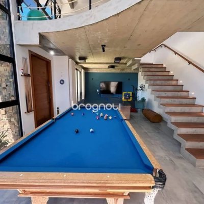 Casa de Condomínio com 275m², 4 quartos (sendo 3 suítes), 6 garagens, no bairro Campeche em Florianópolis