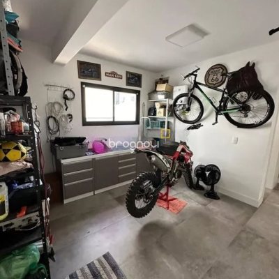 Casa de Condomínio com 275m², 4 quartos (sendo 3 suítes), 6 garagens, no bairro Campeche em Florianópolis