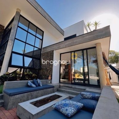 Casa de Condomínio com 275m², 4 quartos (sendo 3 suítes), 6 garagens, no bairro Campeche em Florianópolis