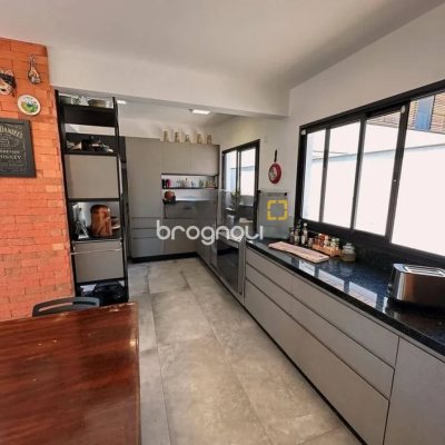 Casa de Condomínio com 275m², 4 quartos (sendo 3 suítes), 6 garagens, no bairro Campeche em Florianópolis