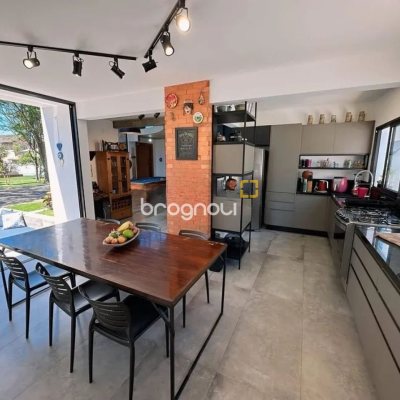 Casa de Condomínio com 275m², 4 quartos (sendo 3 suítes), 6 garagens, no bairro Campeche em Florianópolis