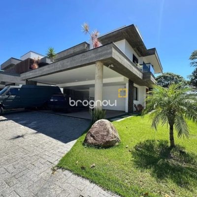 Casa de Condomínio com 275m², 4 quartos (sendo 3 suítes), 6 garagens, no bairro Campeche em Florianópolis