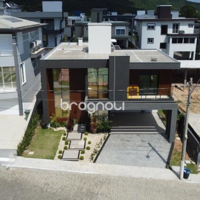 Casa de Condomínio com 225m², 3 quartos (sendo 3 suítes), 2 garagens, no bairro São João do Rio Vermelho em Florianópolis