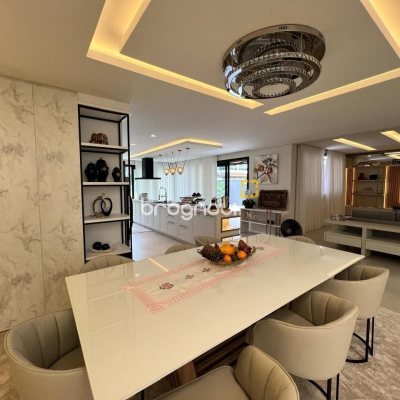 Casa de Condomínio com 225m², 3 quartos (sendo 3 suítes), 2 garagens, no bairro São João do Rio Vermelho em Florianópolis