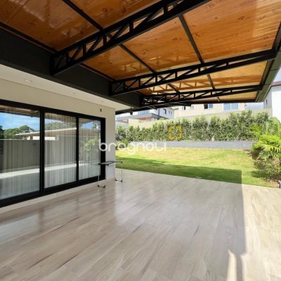 Casa de Condomínio com 225m², 3 quartos (sendo 3 suítes), 2 garagens, no bairro São João do Rio Vermelho em Florianópolis