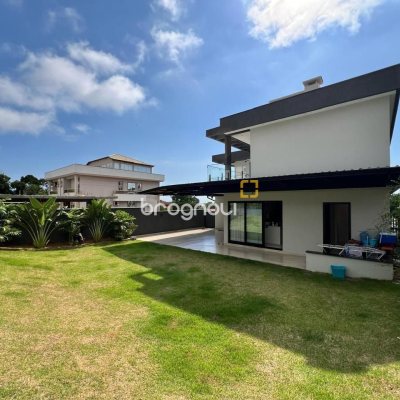 Casa de Condomínio com 225m², 3 quartos (sendo 3 suítes), 2 garagens, no bairro São João do Rio Vermelho em Florianópolis