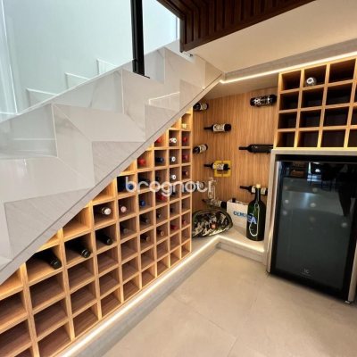 Casa de Condomínio com 225m², 3 quartos (sendo 3 suítes), 2 garagens, no bairro São João do Rio Vermelho em Florianópolis