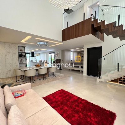 Casa de Condomínio com 225m², 3 quartos (sendo 3 suítes), 2 garagens, no bairro São João do Rio Vermelho em Florianópolis