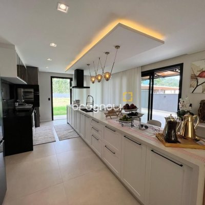 Casa de Condomínio com 225m², 3 quartos (sendo 3 suítes), 2 garagens, no bairro São João do Rio Vermelho em Florianópolis
