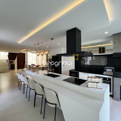 Casa de Condomínio com 225m², 3 quartos (sendo 3 suítes), 2 garagens, no bairro São João do Rio Vermelho em Florianópolis