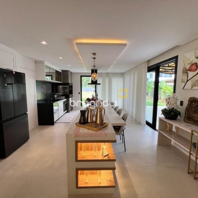 Casa de Condomínio com 225m², 3 quartos (sendo 3 suítes), 2 garagens, no bairro São João do Rio Vermelho em Florianópolis