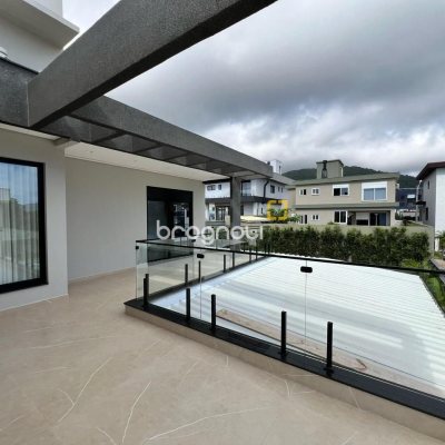 Casa de Condomínio com 225m², 3 quartos (sendo 3 suítes), 2 garagens, no bairro São João do Rio Vermelho em Florianópolis