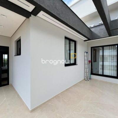 Casa de Condomínio com 225m², 3 quartos (sendo 3 suítes), 2 garagens, no bairro São João do Rio Vermelho em Florianópolis