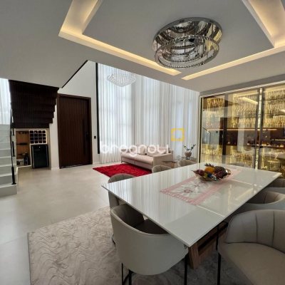 Casa de Condomínio com 225m², 3 quartos (sendo 3 suítes), 2 garagens, no bairro São João do Rio Vermelho em Florianópolis