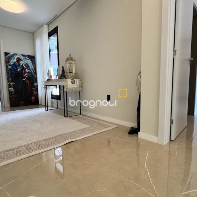 Casa de Condomínio com 225m², 3 quartos (sendo 3 suítes), 2 garagens, no bairro São João do Rio Vermelho em Florianópolis
