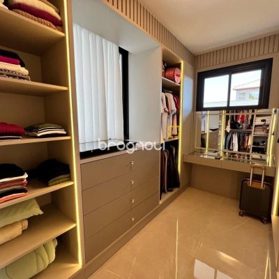 Casa de Condomínio com 225m², 3 quartos (sendo 3 suítes), 2 garagens, no bairro São João do Rio Vermelho em Florianópolis