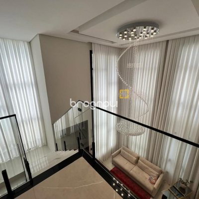 Casa de Condomínio com 225m², 3 quartos (sendo 3 suítes), 2 garagens, no bairro São João do Rio Vermelho em Florianópolis