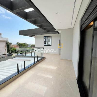 Casa de Condomínio com 225m², 3 quartos (sendo 3 suítes), 2 garagens, no bairro São João do Rio Vermelho em Florianópolis