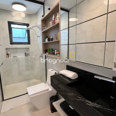 Casa de Condomínio com 225m², 3 quartos (sendo 3 suítes), 2 garagens, no bairro São João do Rio Vermelho em Florianópolis
