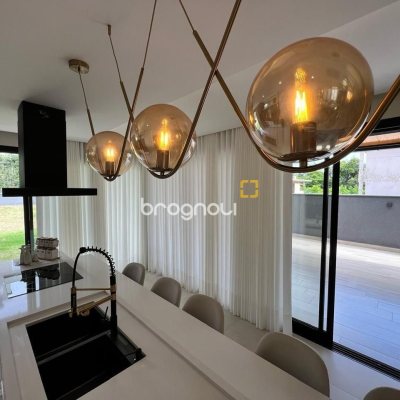 Casa de Condomínio com 225m², 3 quartos (sendo 3 suítes), 2 garagens, no bairro São João do Rio Vermelho em Florianópolis