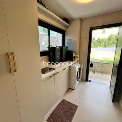 Casa de Condomínio com 225m², 3 quartos (sendo 3 suítes), 2 garagens, no bairro São João do Rio Vermelho em Florianópolis