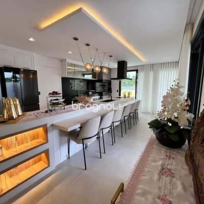 Casa de Condomínio com 225m², 3 quartos (sendo 3 suítes), 2 garagens, no bairro São João do Rio Vermelho em Florianópolis