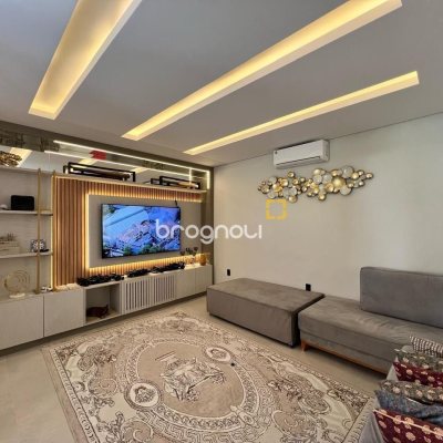 Casa de Condomínio com 225m², 3 quartos (sendo 3 suítes), 2 garagens, no bairro São João do Rio Vermelho em Florianópolis