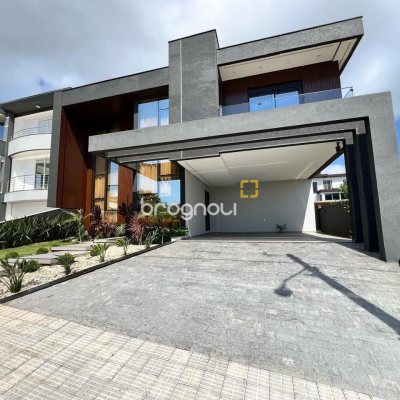 Casa de Condomínio com 225m², 3 quartos (sendo 3 suítes), 2 garagens, no bairro São João do Rio Vermelho em Florianópolis