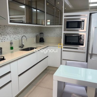 Apartamento com 143m², 3 quartos (sendo 3 suítes), 3 garagens, no bairro Campinas em São José
