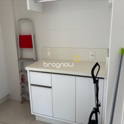 Apartamento com 143m², 3 quartos (sendo 3 suítes), 3 garagens, no bairro Campinas em São José