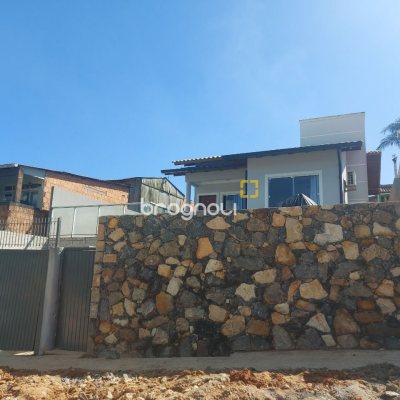 Casa com 80m², 3 quartos (sendo 1 suíte), 2 garagens, no bairro Serraria em São José