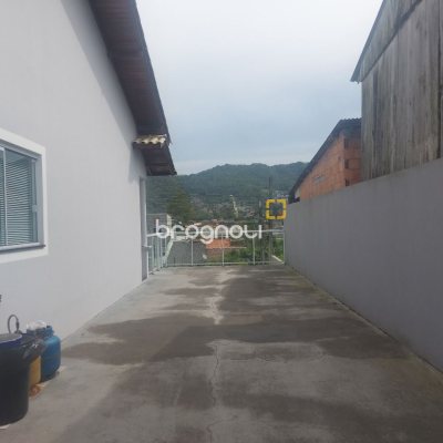 Casa com 80m², 3 quartos (sendo 1 suíte), 2 garagens, no bairro Serraria em São José