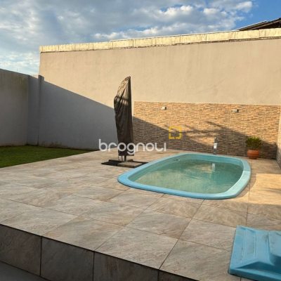 Casa com 80m², 3 quartos (sendo 1 suíte), 2 garagens, no bairro Serraria em São José