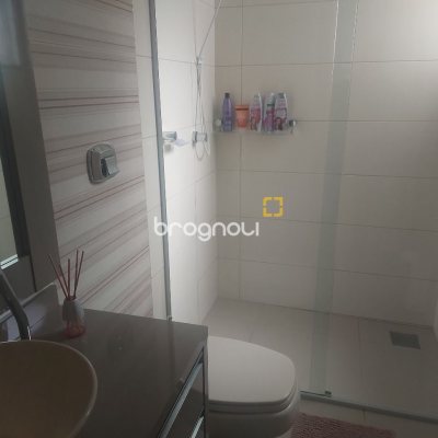 Casa com 80m², 3 quartos (sendo 1 suíte), 2 garagens, no bairro Serraria em São José