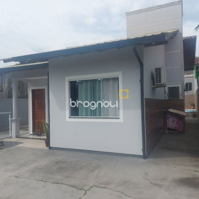 Casa com 80m², 3 quartos (sendo 1 suíte), 2 garagens, no bairro Serraria em São José