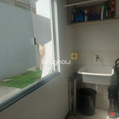 Casa com 80m², 3 quartos (sendo 1 suíte), 2 garagens, no bairro Serraria em São José