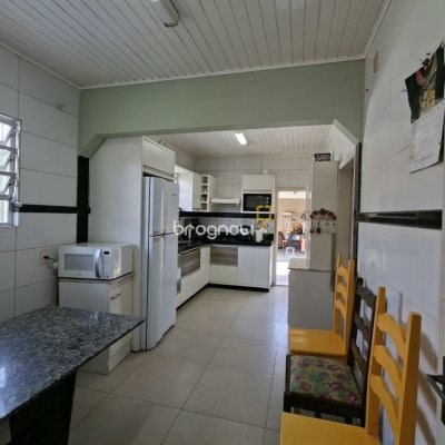 Casa com 146m², 3 quartos (sendo 1 suíte), 4 garagens, no bairro Saco dos Limões em Florianópolis