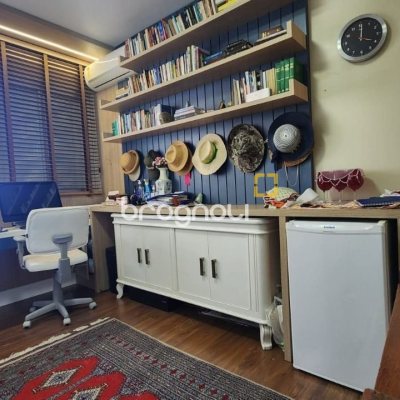Apartamento com 170m², 3 quartos (sendo 1 suíte), 2 garagens, no bairro Centro em Florianópolis
