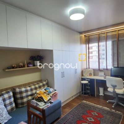 Apartamento com 170m², 3 quartos (sendo 1 suíte), 2 garagens, no bairro Centro em Florianópolis