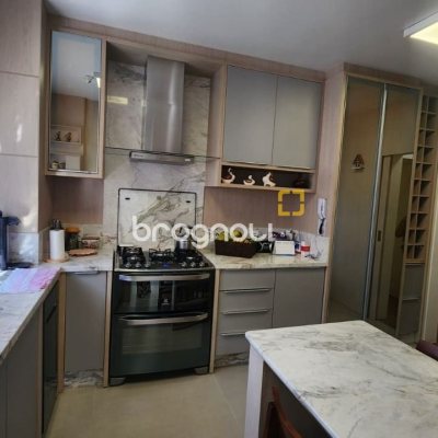 Apartamento com 170m², 3 quartos (sendo 1 suíte), 2 garagens, no bairro Centro em Florianópolis