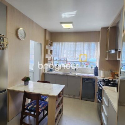 Apartamento com 170m², 3 quartos (sendo 1 suíte), 2 garagens, no bairro Centro em Florianópolis