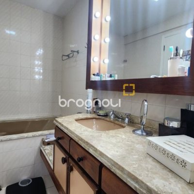 Apartamento com 170m², 3 quartos (sendo 1 suíte), 2 garagens, no bairro Centro em Florianópolis