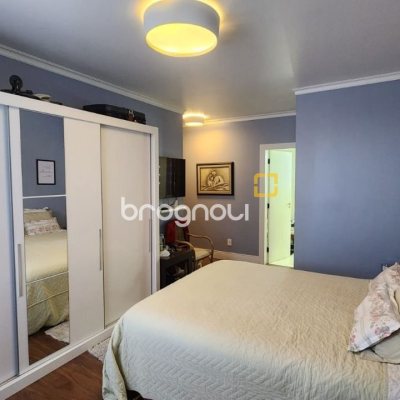 Apartamento com 170m², 3 quartos (sendo 1 suíte), 2 garagens, no bairro Centro em Florianópolis