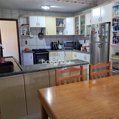 Casa com 195m², 3 quartos (sendo 1 suíte), 2 garagens, no bairro Campeche em Florianópolis