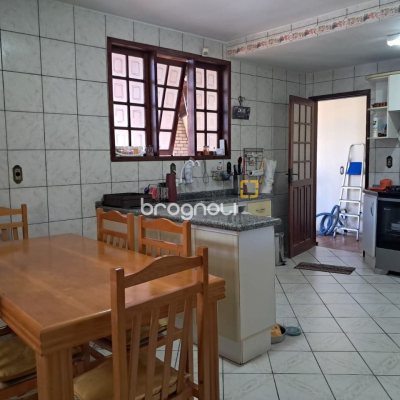 Casa com 195m², 3 quartos (sendo 1 suíte), 2 garagens, no bairro Campeche em Florianópolis
