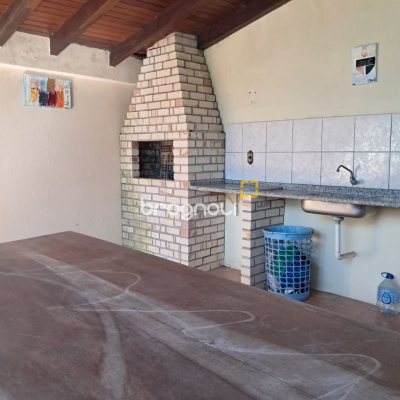 Casa com 195m², 3 quartos (sendo 1 suíte), 2 garagens, no bairro Campeche em Florianópolis